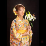 Robe kimono avec motifs floraux dorés