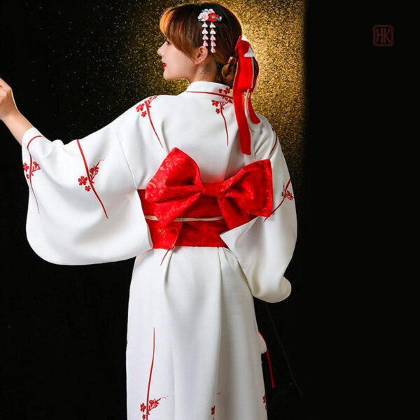 Robe kimono blanche pour une allure chic