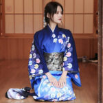Kimono japonais femme bleu élégant et traditionnel