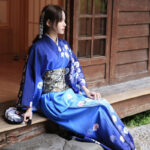 Vêtement japonais femme, kimono bleu moderne