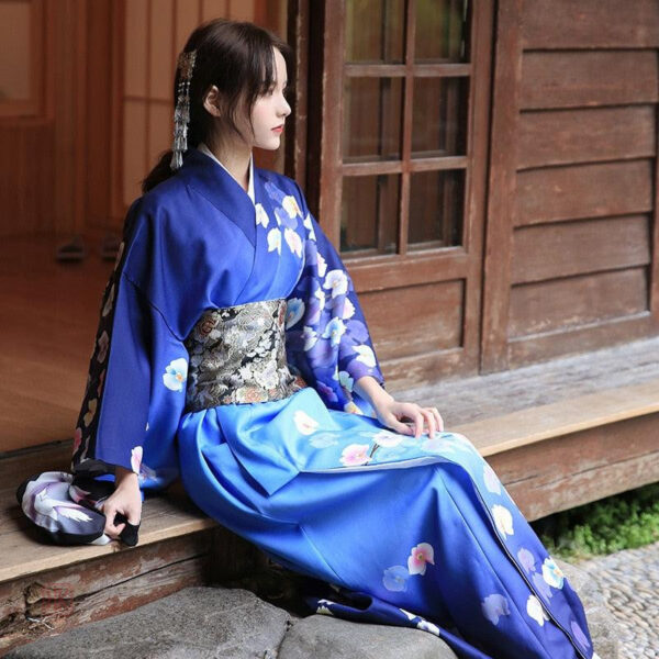 Vêtement japonais femme, kimono bleu moderne