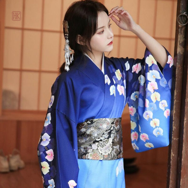 Kimono traditionnel japonais, couleur bleu apaisant