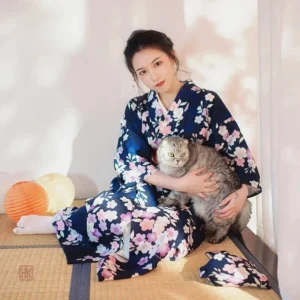 Vêtement japonais traditionnel avec motifs floraux