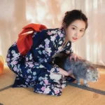 Style japonais chic avec fleurs sur fond bleu