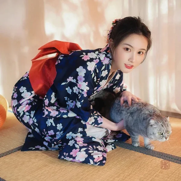 Style japonais chic avec fleurs sur fond bleu
