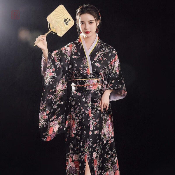 Vêtement traditionnel japonais noir pour femme