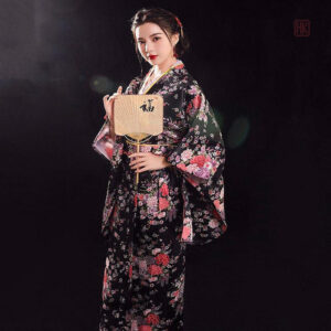 Kimono élégant noir avec motifs subtils