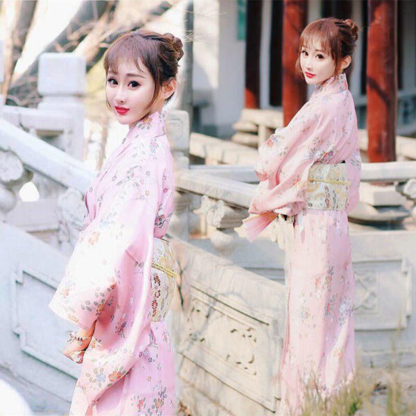 kimono-japonais-femme-rose-fleuri-1 Kimono Japonais Femme Fleuri en Rose