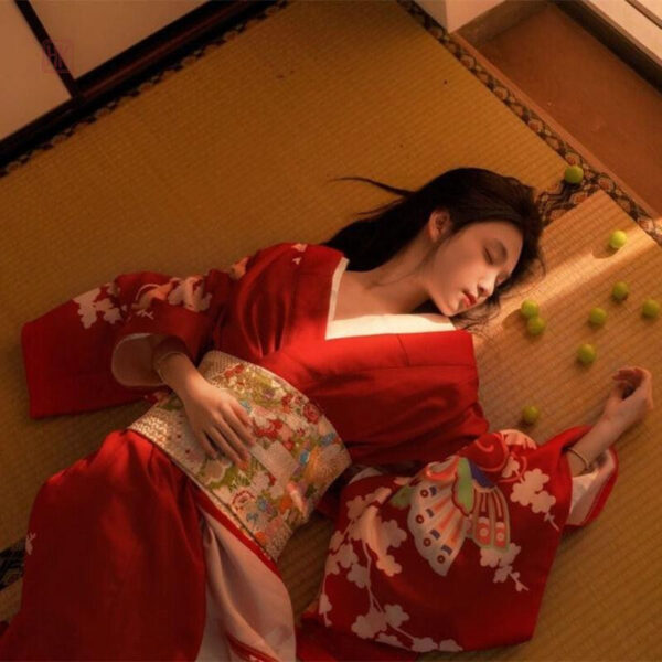 Kimono japonais féminin, couleur rouge vif et fluide