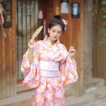 Robe kimono avec motifs floraux vibrants