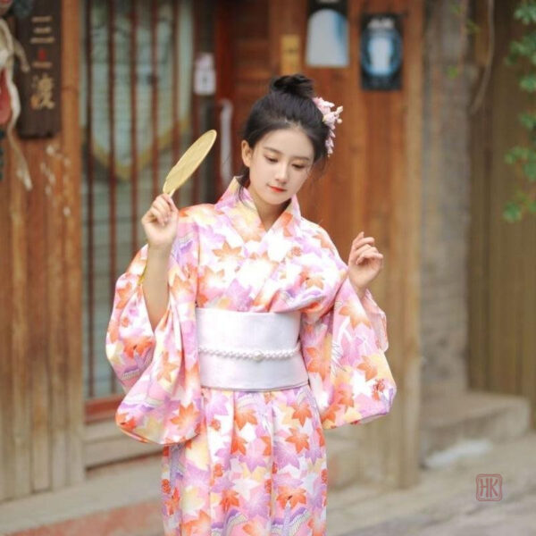 Robe kimono avec motifs floraux vibrants