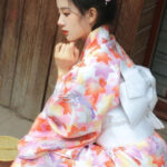 Vêtement traditionnel japonais fleuri