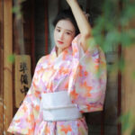 Kimono japonais aux motifs floraux modernes