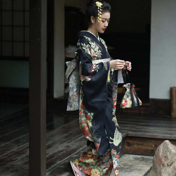 Vêtement japonais avec motifs floraux pour femme