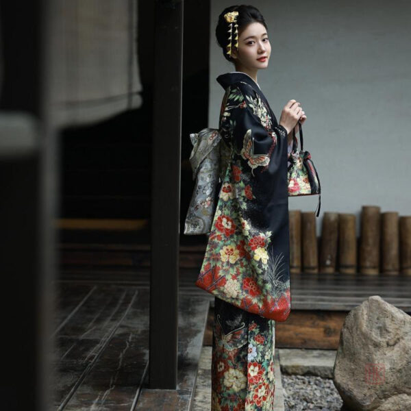 Robe kimono féminine avec design floral raffiné
