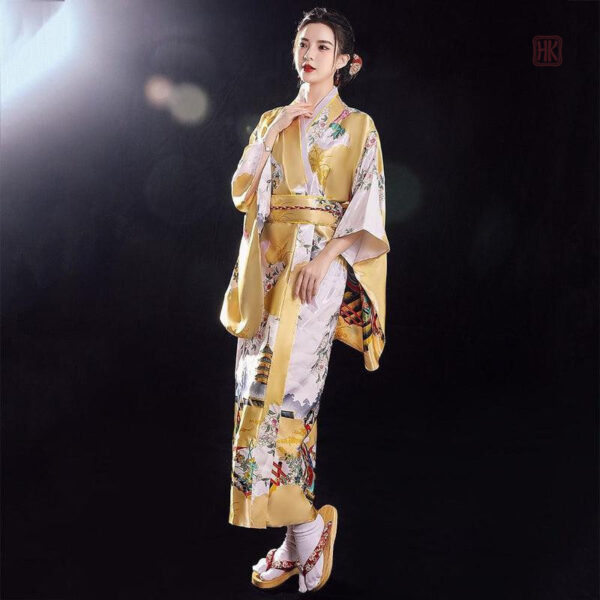 Vêtement japonais jaune, parfait pour les occasions décontractées
