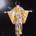 Kimono femme en jaune, idéal pour un look chic et moderne