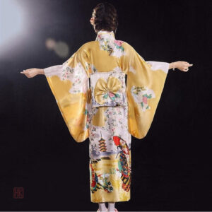 Kimono femme en jaune, idéal pour un look chic et moderne