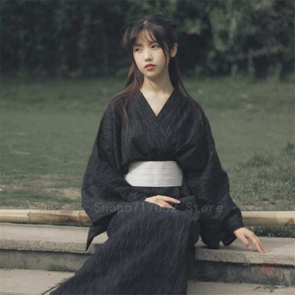 kimono-japonais-noir-femme-1 Kimono Japonais Noir Femme élégant et stylé