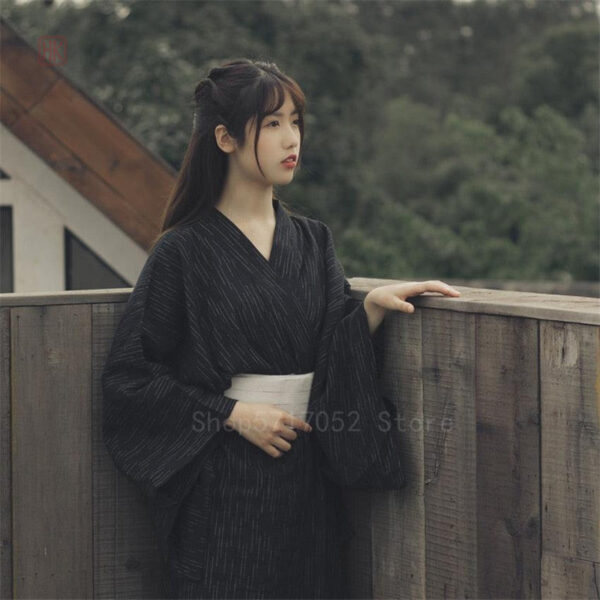 Kimono noir pour femme, design japonais traditionnel