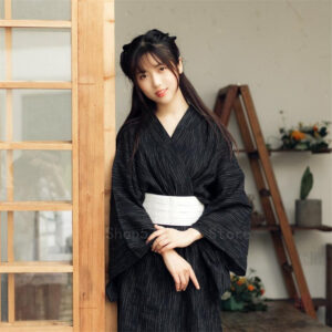 Kimono léger noir, parfait pour l'été