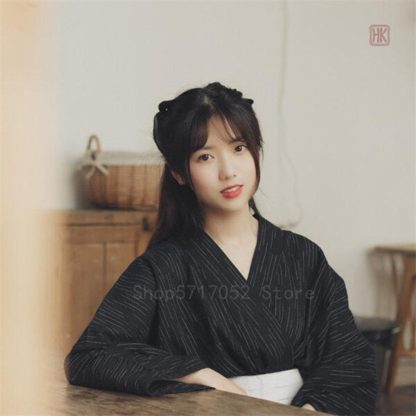 Kimono femme en tissu noir, chic et confortable