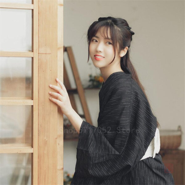 Vêtement japonais noir pour femme, look moderne