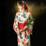 Vêtement japonais féminin, kimono coloré avec motifs authentiques