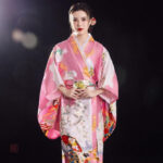 Kimono femme rose avec motifs traditionnels japonais