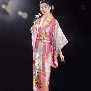 Vêtement japonais féminin, kimono en teintes roses