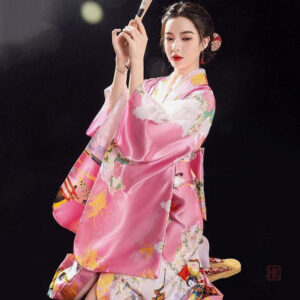 Kimono léger rose, parfait pour des occasions décontractées