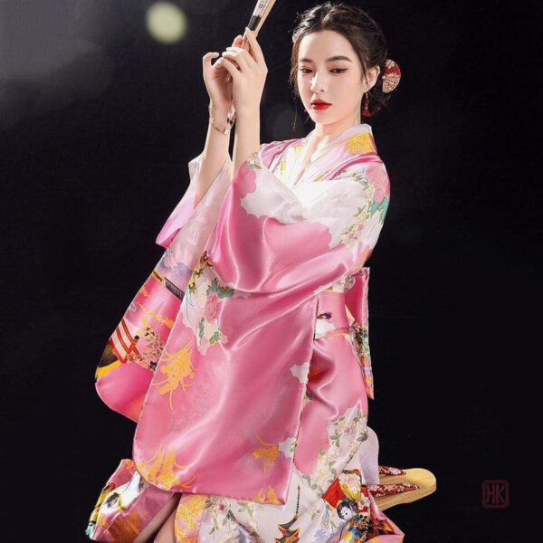 Kimono léger rose, parfait pour des occasions décontractées