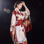 Kimono chic en rouge, parfait pour toutes les occasions
