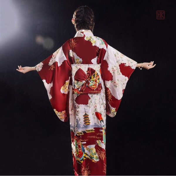 Robe kimono rouge avec motifs traditionnels japonais