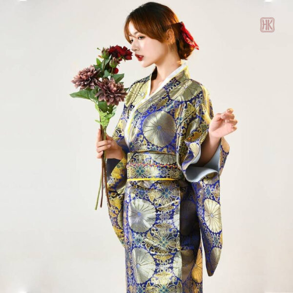 Vêtement japonais en satin, idéal pour les occasions spéciales