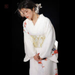 Robe kimono blanche avec motifs floraux