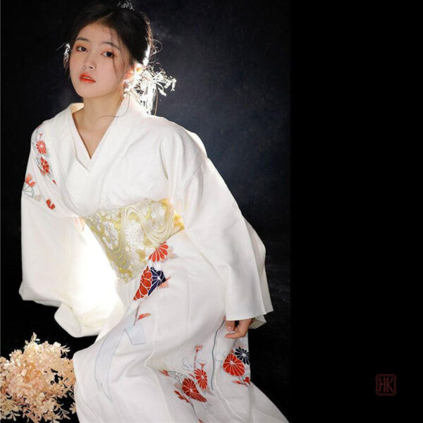 Kimono élégant à fleurs blanches
