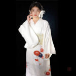 Vêtement japonais classique à motifs floraux