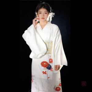 Vêtement japonais classique à motifs floraux