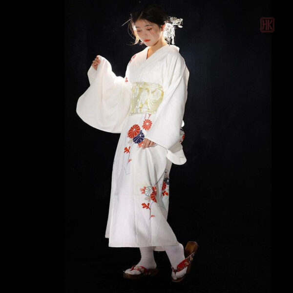 Robe kimono féminine au design fleuri