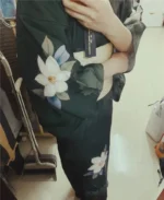 Vêtement traditionnel japonais en vert fleuri