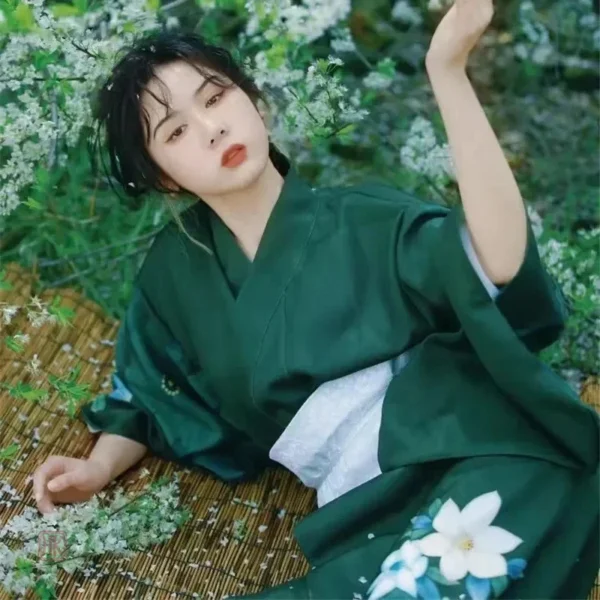 Kimono vert à motifs floraux, chic et confortable