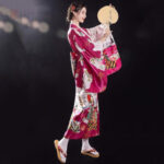 Kimono violet traditionnel avec motifs japonais
