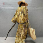 Vêtement féminin en kimono jaune, parfait pour la saison estivale.