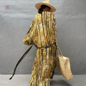 Vêtement féminin en kimono jaune, parfait pour la saison estivale.