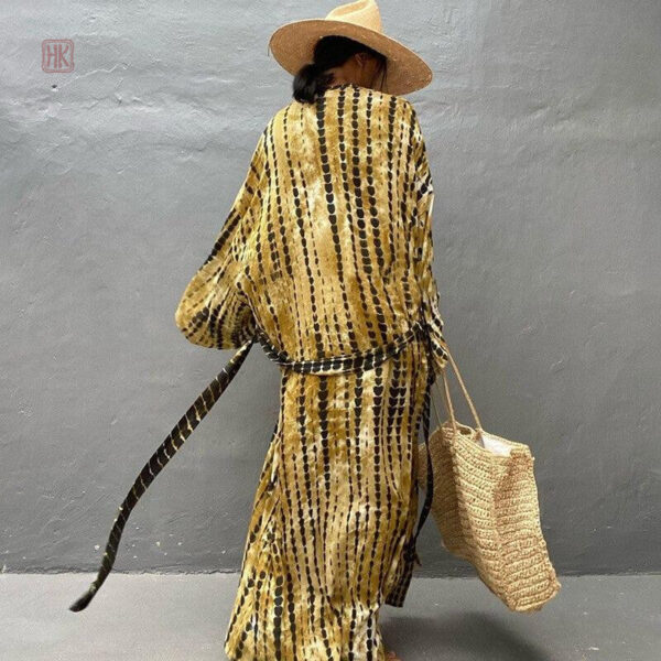 Vêtement féminin en kimono jaune, parfait pour la saison estivale.