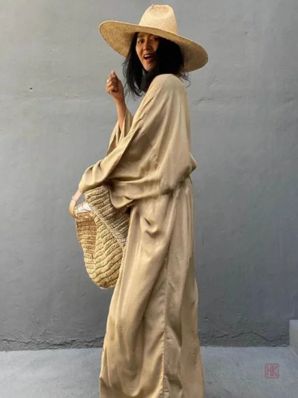 Vêtement féminin en beige, style kimono élégant