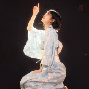 Kimono fleuri bleu, style japonais élégant