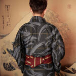 Kimono noir élégant pour homme, design japonais