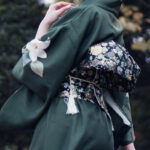 Robe kimono noire avec motifs floraux